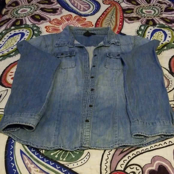 H&M Tops - 🧥 H&M Denim Button Down 🧥